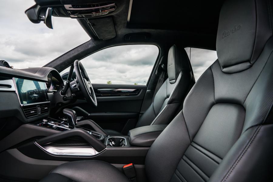 Интерьер Porsche Cayenne Turbo (PO536) 2018 года  (UK) (фото 20 из 20)
